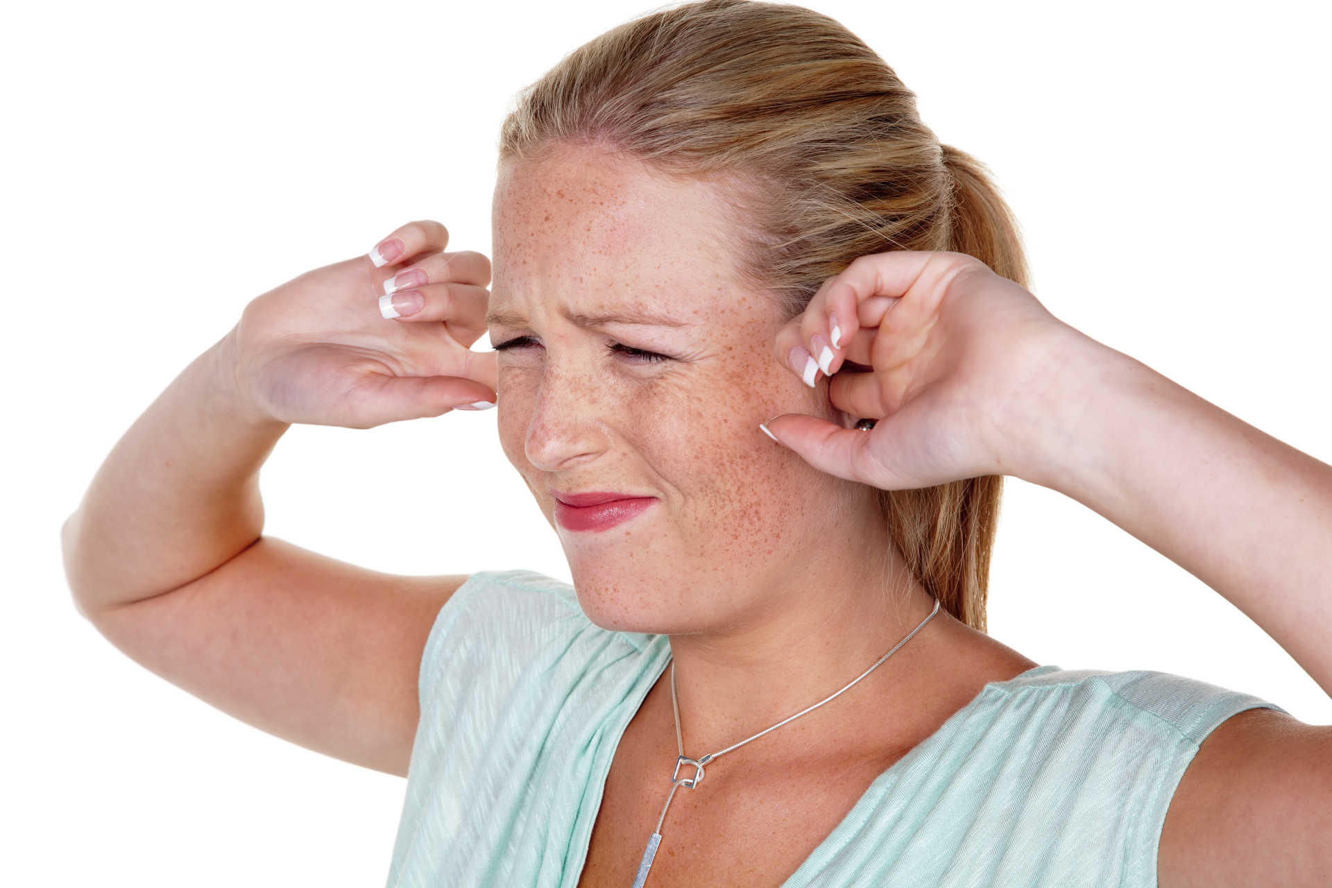 Tinnitus - Frau hält Finger in die Ohren